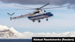 Свальбард архипелагында ұшып жүрген ресейлік Ми-8 тікұшағы. 28 сәуір 2015 жыл.
