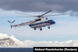 Российский вертолет МИ-8 на Шпицбергене