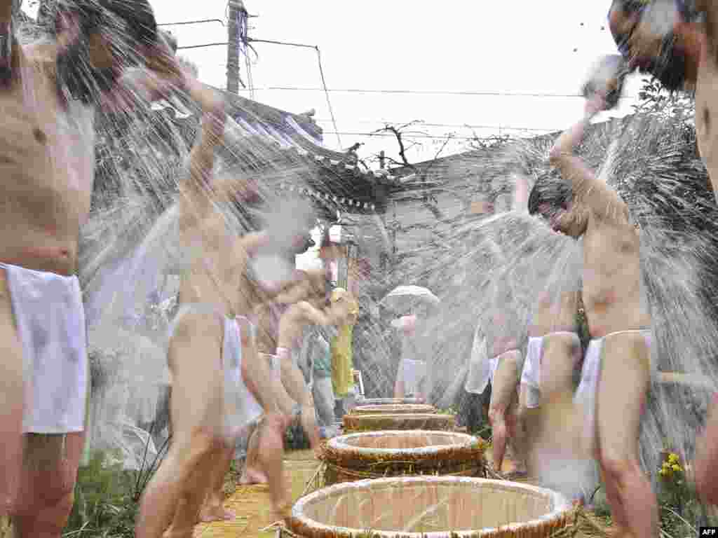 Японія: будысцкія манахі абмываюцца вадой у гонар дня народзінаў Буды