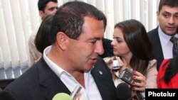 Председатель партии «Процветающая Армения» отвечает на вопросы журналистов (архив)