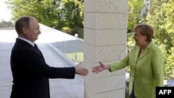 Germaniýanyň kansleri Angela Merkel (s) we Orsýetiň prezidenti Wladimir Putin (ç) , Soçi, 2-nji maý, 2017.