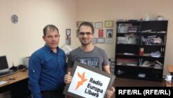 Reporterul Europei Libere Alexandru Popescu, alături de Ion Croitoru, nepotul Domnicăi Dima
