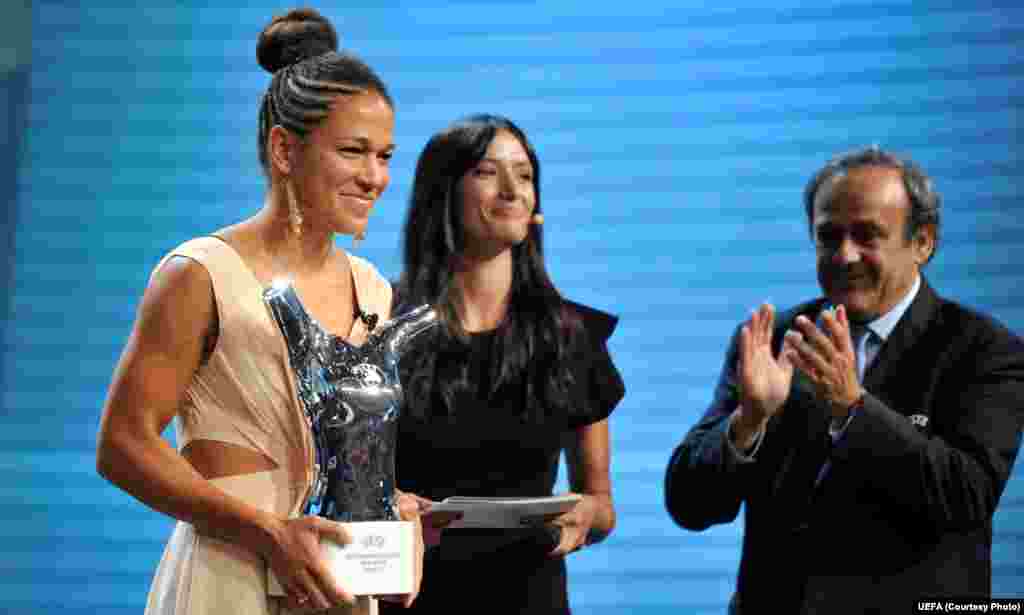 უეფას პრეზიდენტმა მიშელ პლატინიმ ეს-ეს არის, ევროპის 2014-15 წლების სეზონის საუკეთესო ფეხბურთელი ქალის პრიზი გადასცა ცელია შაშიჩს.