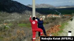 Zaposlenici Crvenog krsta BiH postavljaju upozorenja na mine za izbjeglice