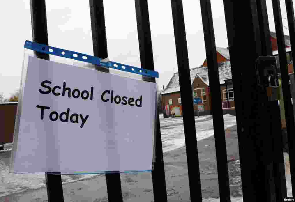 ВЕЛИКА БРИТАНИЈА - Напис Училиштето е затворено, поставен на влезот од едно британско основно училиште. Во Велика Британија силните снежни врнежи во изминатите четири години доведоа до десетици откажувања и одложувања на летови. Западна Европа е погодена од силни ветришта, снег и дождови. Прекинати се стотици транспортни врски низ целата област.
