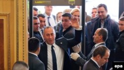 Ilustrim - Kryetari i AAK-së, Ramush Haradinaj, në hollin e Kuvendit të Kosovës, 14 dhjetor 2015