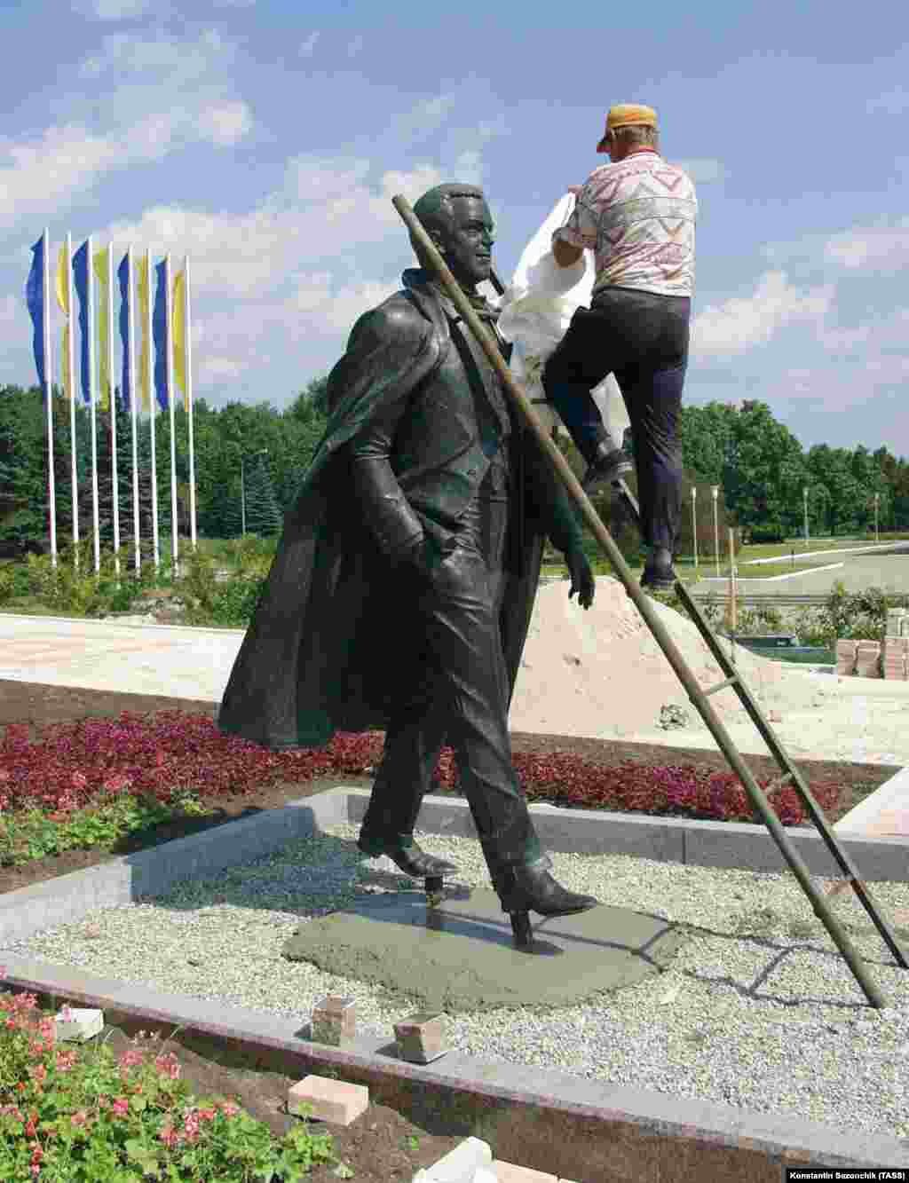 A statue of Kobzon is installed in Donetsk, Ukraine, August 30, 2003.