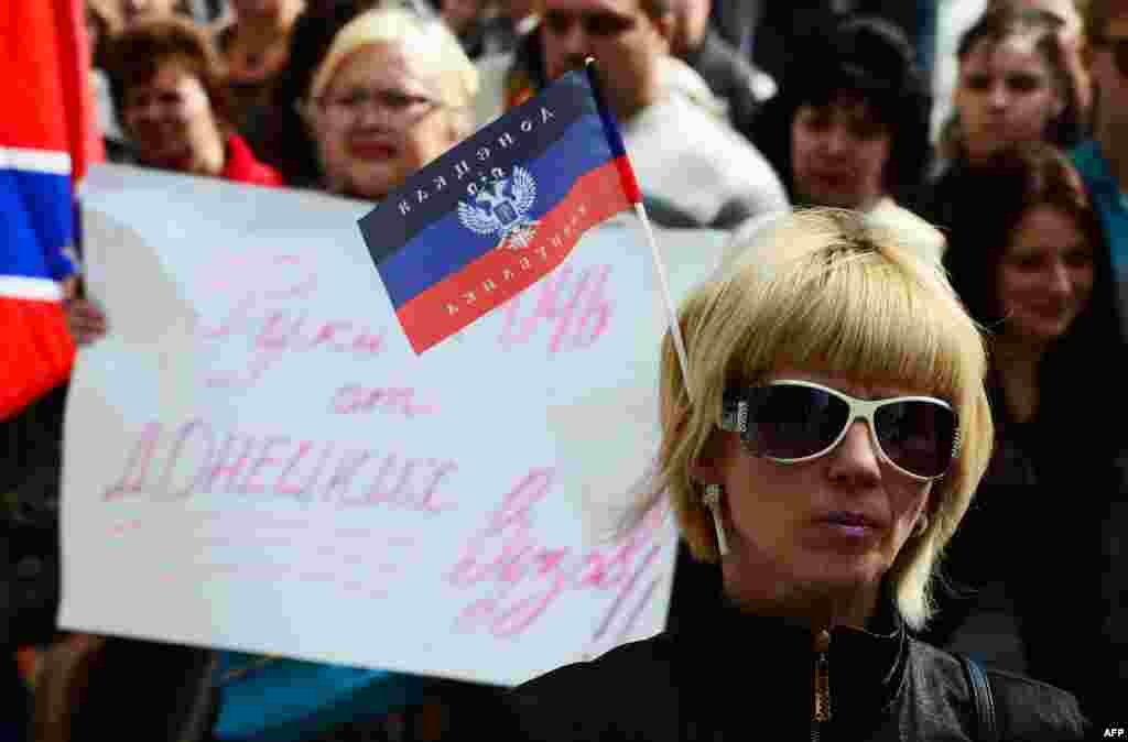 Участники акции протеста в Донецке против решения Киева перевести университеты из Донецкой области на территорию, которая находится под контролем правительства Украины. 30 сентября 2014 года. 