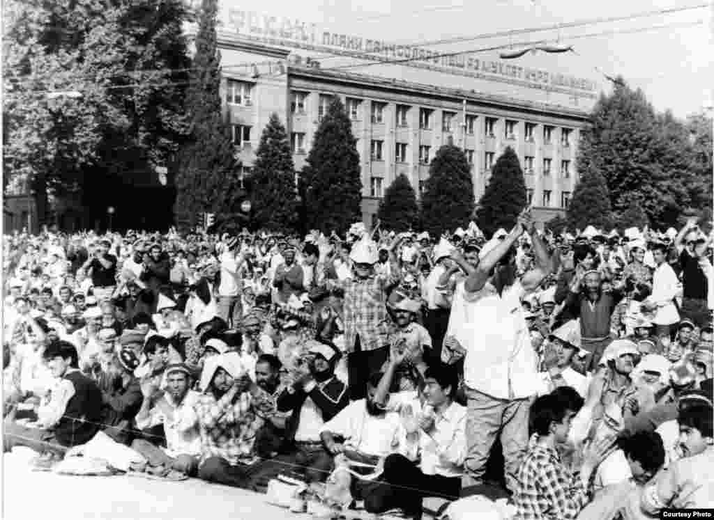 Протесты жителей в июле 1991 года, за два месяца до объявления государственной независимости