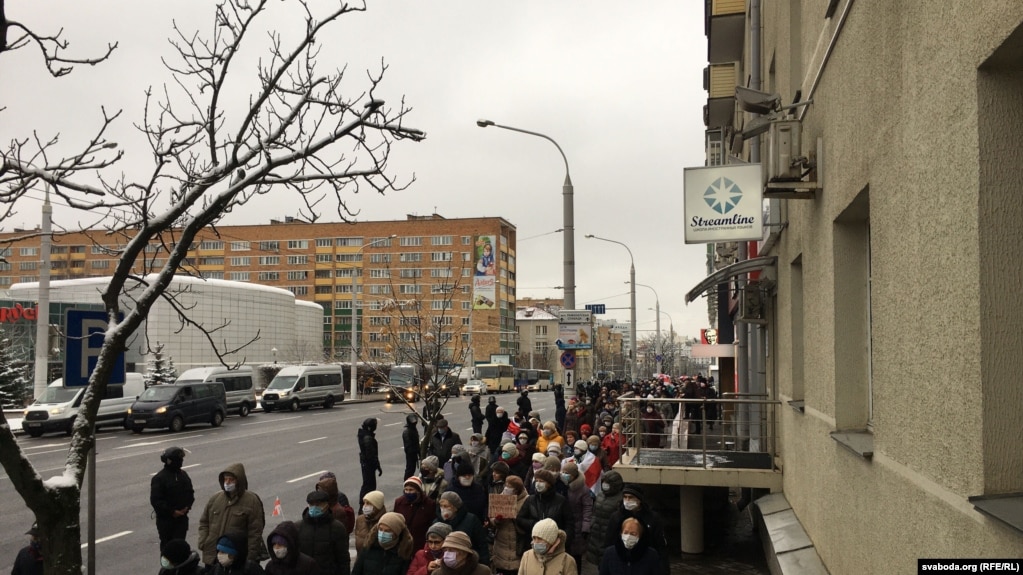 Адна з калён Маршу пэнсіянэраў і мэдыкаў у Менску 30 лістапада.