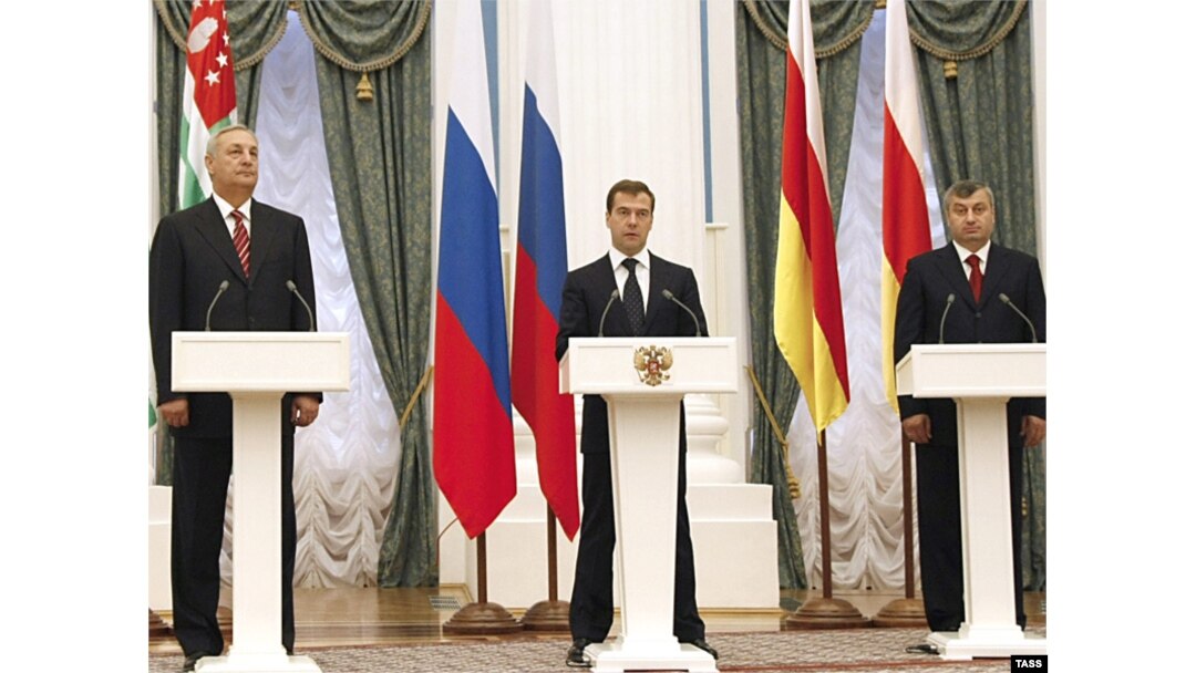 17 сентября 2008 года. Президент России Дмитрий Медведев в Кремле с лидерами Абхазии и Южной Осетии Сергеем Багапшем и Эдуардом Кокойты
