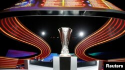 Трофей Ліги Європи, який буде розіграний у травні 2017 року