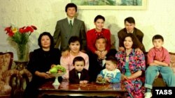 Нурсултан Назарбаев с семьей, 1992 год.