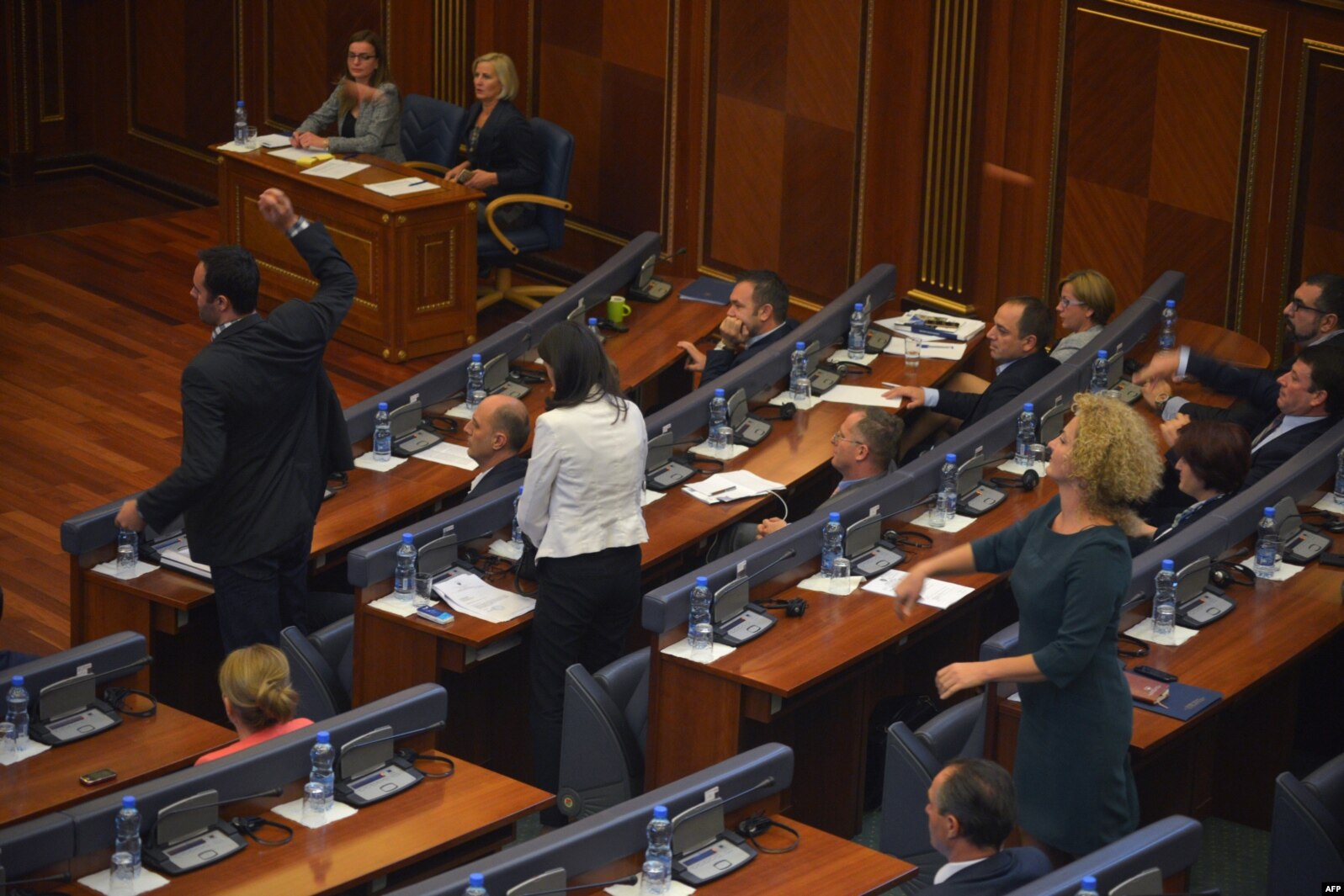 Glauk Konjufca, tani kryetar i Kuvendit të Kosovës, duke sulmuar me vezë kryemnistrin Isa Mustafa në vitin 2015.