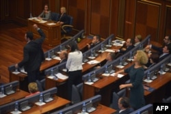 Glauk Konjufca, tani kryetar i Kuvendit të Kosovës, duke sulmuar me vezë kryemnistrin Isa Mustafa në vitin 2015.
