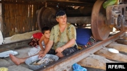 Internally displaced Azerbaijanis under a boxcar in Imishli (file photo)