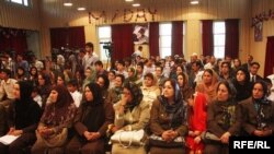 در سالهای قبل از حاکمیت طالبان از روز مادر با برگزار ی محافل در کابل و ولایات افغانستان تجلیل می شد