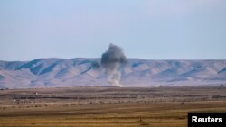 Дым после авиаударов военно-воздушных сил США и его союзников по объектам «ИГ» в Сирии в ноябре 2015 года.