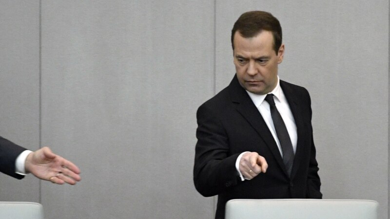 Опрос: почти половина россиян за отставку Медведева