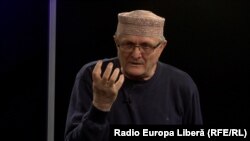 „Poporul e din păcate, așa cum a spus dl Jigău, obsedat de facturi, de prețuri la legume, de costurile la grădiniță și nu are timp să se gândească la programele strategice ale partidelor care vin și-i bat la poartă.”