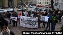 Kyivdeki Almaniya elçihanesi ögünde aktsiya, 2019 senesi aprelniñ 11-i