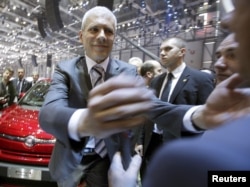 Boris Tadić pozira ispred Fiata na sajmu automobila u Ženevi, mart 2012.