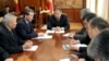 Президент и премьер-министр Киргизии заявили о нелегитимности парламентского учредительного собрания, который собирается принять конституцию