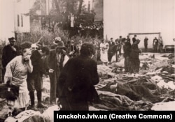 Львовяне ищут среди расстрелянных советской властью своих родных во дворе тюрьмы на Лонцкого, 3 июля 1941 года