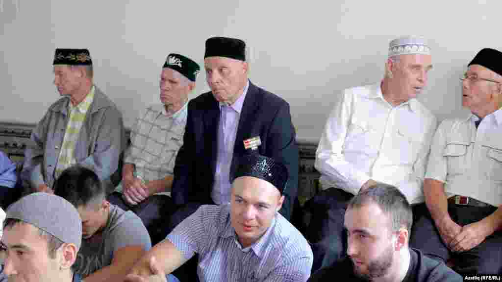 Мәрҗәни мәчетендәге Ураза гаетенә килгән халык