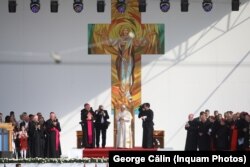 Papa Francisc, pe scena amenajată în fața Palatului Culturii din Iași.