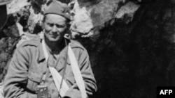 Josip Broz Tito tokom Bitke na Sutjesci, maj 1943.