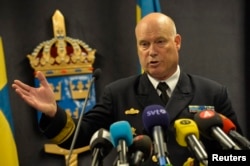 Шведский контр-адмирал Андерс Гренстад рассказывает журналистам об инциденте с подлодкой, возможно - российской