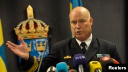 Шведский контр-адмирал Андерс Гренстад рассказывает журналистам об инциденте с подлодкой, возможно - российской