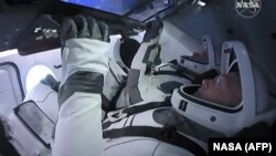 Американские астронавты на борту «Крю Дрэгон»