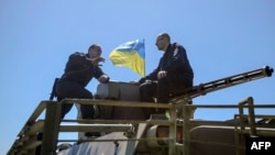 Privremeni ukrajinski premijer Arsenij Jatsenjuk tokom obilaska kontrolnog punkta kod Slavjanska, 7 maj 2014.