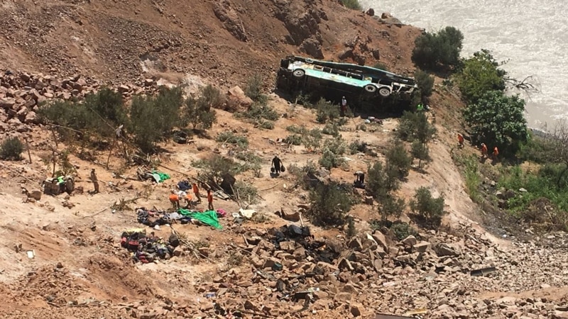Најмалку 36 загинати, кога автобус падна во провалија во Перу