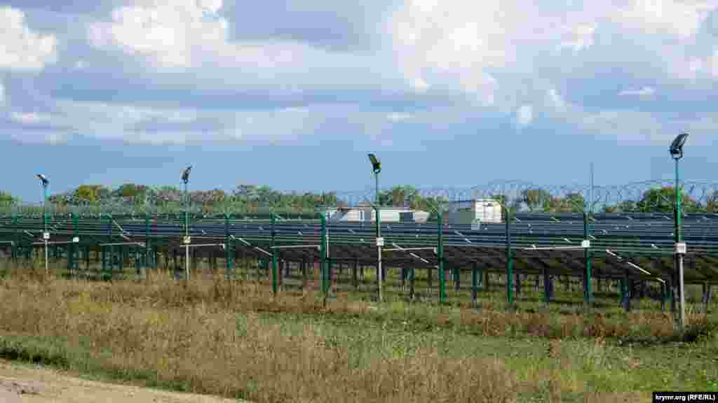 Южнее Родникового в 2010 году смонтировали первую в Крыму солнечную электростанцию