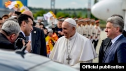 Претседателот Ѓорѓе Иванов и премиерот Зоран Заев го пречекаа папата Франциск на аеродром 