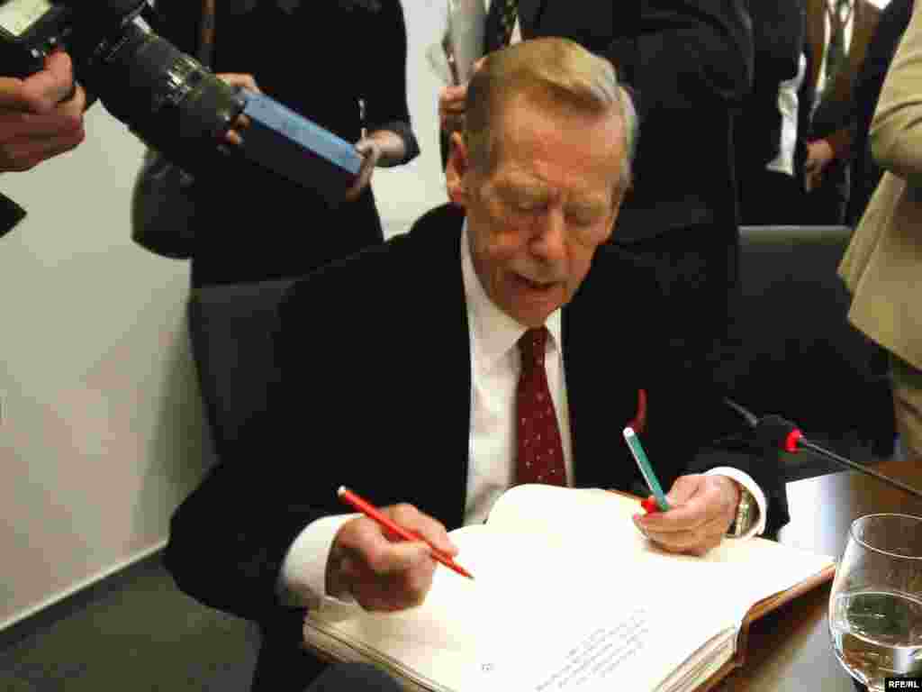 President Havel signs the RFE/RL guestbook
