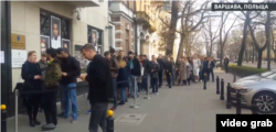 Українці, які прийшли проголосувати у Варшаві