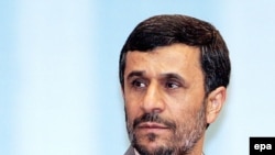 محمود احمدی نژاد در دوران پيکار انتخاباتی و نيز پس از دستيابی بر قدرت، بارها از سياست های اقتصادی دو رييس جمهوری پيشين انتقاد کرده و آنها را ملهم از بانک جهانی و صندوق بين المللی پول دانسته بود.(عکس: epa)