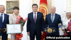 Сооронбай Жээнбеков встретился с Айсулуу Тыныбековой, ее тренером Нурбеком Изабековом и родителями - Болотом и Гулпар Тыныбековыми.