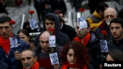 Demonstranti u Ankari drže fotografije ubijenih u terorističkom napadu