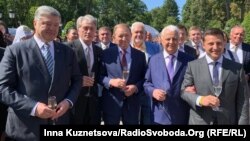 Президент Украины Владимир Зеленский (справа) и бывшие президенты (слева направо) Петр Порошенко, Виктор Ющенко, Леонид Кучма, Леонид Кравчук. Киев, 24 августа 2019 года.