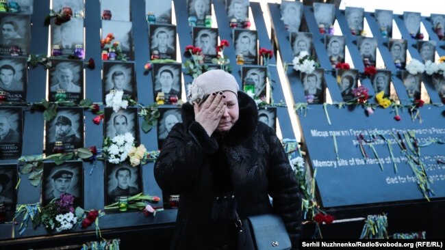 На Алеї Героїв Небесної сотні люди зібрались вшанувати пам'ять загиблих
– фотогалерея