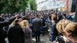 Активіст Сергій Стерненко (посередині) виступає перед учасниками масової акції «Руки геть від Стерненка» біля входу до будівлі слідчого управління СБУ. Київ, 18 травня 2020 року