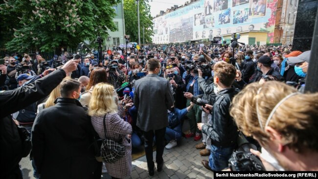 Активіст Сергій Стерненко (посередині) виступає перед учасниками масової акції «Руки геть від Стерненка» біля входу до будівлі слідчого управління СБУ. Київ, 18 травня 2020 року