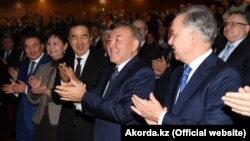 Президент Казахстана Нурсултан Назарбаев (в центре) после премьеры фильма «Путь Лидера. Астана». Астана, 30 ноября 2018 года.