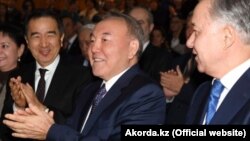 Бывший президент Казахстана Нурсултан Назарбаев (в центре)