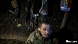 Një ushtar ukrainas shihet në një pozicion pranë qytetit të Maryinka më 26 dhjetor.
